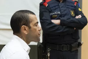 Ο Ντάνι Άλβες θα μείνει ακόμα μία ημέρα στη φυλακή γιατί δεν κατέθεσε την εγγύηση ενός εκατ. ευρώ