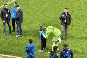 Υπέγραψε στη φανέλα του μικρού ο Λέουβενμπεργκ (Φώτος kerkida)