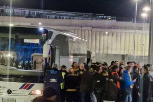 Κιτρινόμαυρη... τρέλα έξω απ' τα αποδυτήρια! (Φώτος kerkida)