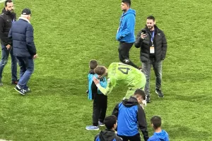 Υπέγραψε στη φανέλα του μικρού ο Λέουβενμπεργκ (Φώτος kerkida)