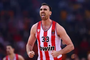 Ο Μιλουτίνοβ ταξίδεψε μόνος του στο Βελιγράδι για να σταθεί στο πλευρό του Ολυμπιακού