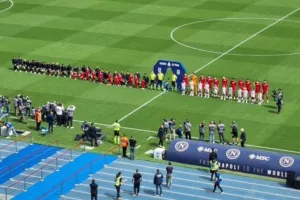 Νάπολι: Γονάτισαν οι παίκτες για να στείλουν μήνυμα 
