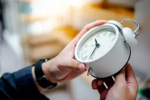 Μία ώρα μπροστά οι δείκτες των ρολογιών από τα ξημερώματα της Κυριακής