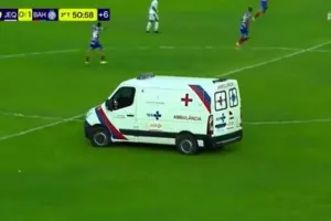 Ασθενοφόρο μπήκε στον αγωνιστικό χώρο για να κάνει αναστροφή εν ώρα παιχνιδιού! (Βίντεο)