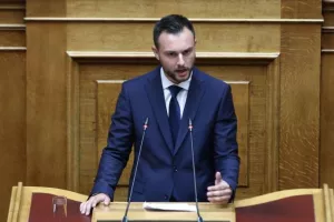 Αδιανόητος διάλογος στη Βουλή πριν τις μπουνιές Φλώρου σε Γραμμένο