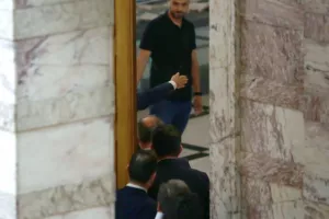 Κρατείται ο Φλώρος με εντολή του Τασούλα για τις μπουνιές στον Γραμμένο μέσα στη Βουλή