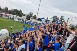Με σημαίες μπλε και άσπρες υποδέχτηκαν τους παίκτες στο β' ημίχρονο (βίντεο)