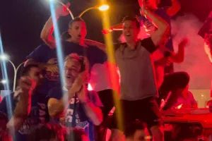 Ξεχώρισε ο τρελός χορός του Γκολντάρ αγκαλιά με τους Παφίτες! (βίντεο)