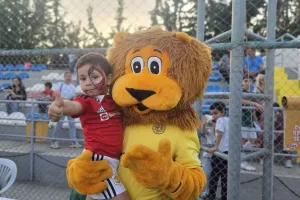  Ποδοσφαιριστές και Λέοντας μοίρασαν χαρά σε τουρνουά (φώτο) 