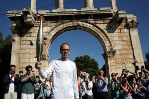 O Πρόεδρος της ΚΟΕ Γεώργιος Χρυσοστόμου στη λαμπαδηδρομία της φλόγας προς το Παρίσι 