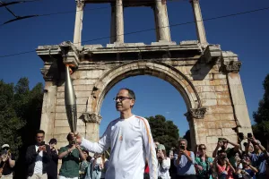 O Πρόεδρος της ΚΟΕ Γεώργιος Χρυσοστόμου στη λαμπαδηδρομία της φλόγας προς το Παρίσι 