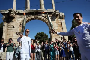 O Πρόεδρος της ΚΟΕ Γεώργιος Χρυσοστόμου στη λαμπαδηδρομία της φλόγας προς το Παρίσι 