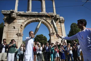O Πρόεδρος της ΚΟΕ Γεώργιος Χρυσοστόμου στη λαμπαδηδρομία της φλόγας προς το Παρίσι 