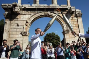 O Πρόεδρος της ΚΟΕ Γεώργιος Χρυσοστόμου στη λαμπαδηδρομία της φλόγας προς το Παρίσι 