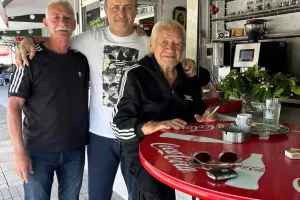 Παλαίμαχοι Απόλλων/ Τιμητική πλακέτα στον Πανίκο Κρυστάλλη (Φώτος)
