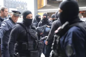 Ρέντη: Στρατολογούσαν τους «μικρούς» με… μπύρες και σουβλάκια