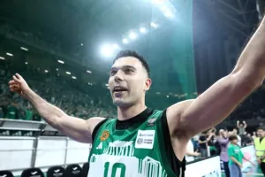 Σλούκας: «Συγκινητικό να τραγουδούν τόσο σύντομα το όνομά μου»