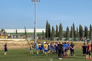 (ΒΙΝΤΕΟ/ΦΩΤΟΣ Kerkida) ΑΠΟΕΛ Κ19/ Πανηγυρισμοί με τον κόσμο - Σε κύκλο οι πρωταγωνιστές 