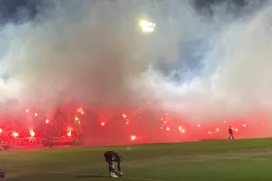 (ΒΙΝΤΕΟ/Φώτος Kerkida) Έκανε τη... νύχτα μέρα η Θύρα 9 στο ντέρμπι κορυφής