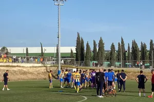 (ΒΙΝΤΕΟ/ΦΩΤΟΣ Kerkida) ΑΠΟΕΛ Κ19/ Πανηγυρισμοί με τον κόσμο - Σε κύκλο οι πρωταγωνιστές 