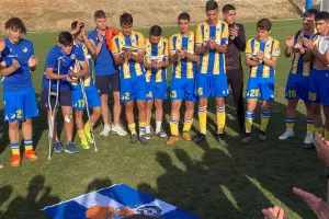 (ΒΙΝΤΕΟ/ΦΩΤΟΣ Kerkida) ΑΠΟΕΛ Κ19/ Πανηγυρισμοί με τον κόσμο - Σε κύκλο οι πρωταγωνιστές 