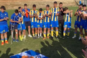 (ΒΙΝΤΕΟ/ΦΩΤΟΣ Kerkida) ΑΠΟΕΛ Κ19/ Πανηγυρισμοί με τον κόσμο - Σε κύκλο οι πρωταγωνιστές 
