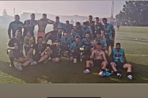 Φώτος με το πρώτο τρόπαιο στην ιστορία τους