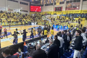 Κόσμος και ομάδα... ΕΝΑ μετά τη νίκη! (Βίντεο/Φώτος)