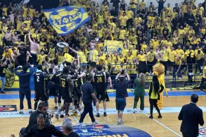 Κόσμος και ομάδα... ΕΝΑ μετά τη νίκη! (Βίντεο/Φώτος)