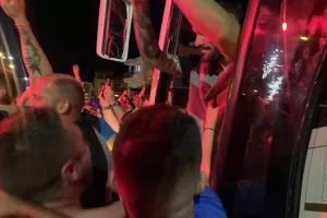 Έφτασε η αποστολή της Πάφου - Υποδοχή μέσα σε "πανδαιμόνιο"!  (Φώτος/Βίντεο Kerkida)