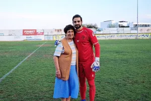“Η κυρία αυτή κατηφόρισε γήπεδο, να δει το γιο της για πρώτη φορά να αγωνίζεται..” 