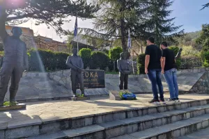 Κατάθεση στεφάνου στα Σπήλια
