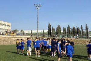 (ΒΙΝΤΕΟ/ΦΩΤΟΣ Kerkida) ΑΠΟΕΛ Κ19/ Πανηγυρισμοί με τον κόσμο - Σε κύκλο οι πρωταγωνιστές 