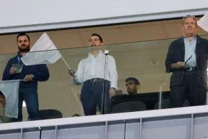 Με τις σημαίες τους!