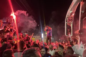 Έφτασε η αποστολή της Πάφου - Υποδοχή μέσα σε "πανδαιμόνιο"!  (Φώτος/Βίντεο Kerkida)