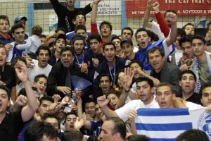 ΘΥΡΑ 5/"Mέσα στο ΣΠΙΤΙ ΜΑΣ το κύπελλο το παίρνουμε ΕΜΕΙΣ!"