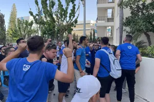 Οι Παφίτες μαζεύτηκαν έξω απ' το ξενοδοχείο και... ντόπαραν τους παίκτες! (Φώτος Kerkida)