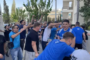 Οι Παφίτες μαζεύτηκαν έξω απ' το ξενοδοχείο και... ντόπαραν τους παίκτες! (Φώτος Kerkida)