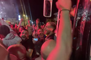 Έφτασε η αποστολή της Πάφου - Υποδοχή μέσα σε "πανδαιμόνιο"!  (Φώτος/Βίντεο Kerkida)