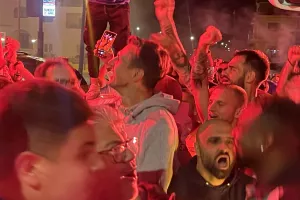 Έφτασε η αποστολή της Πάφου - Υποδοχή μέσα σε "πανδαιμόνιο"!  (Φώτος/Βίντεο Kerkida)