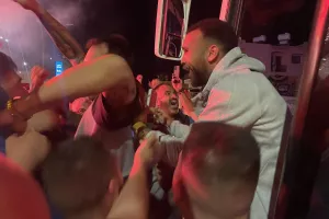 Έφτασε η αποστολή της Πάφου - Υποδοχή μέσα σε "πανδαιμόνιο"!  (Φώτος/Βίντεο Kerkida)