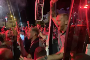 Έφτασε η αποστολή της Πάφου - Υποδοχή μέσα σε "πανδαιμόνιο"!  (Φώτος/Βίντεο Kerkida)