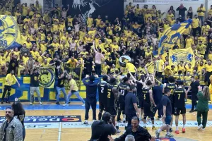 Κόσμος και ομάδα... ΕΝΑ μετά τη νίκη! (Βίντεο/Φώτος)