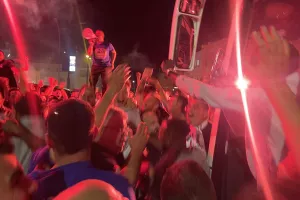 Έφτασε η αποστολή της Πάφου - Υποδοχή μέσα σε "πανδαιμόνιο"!  (Φώτος/Βίντεο Kerkida)