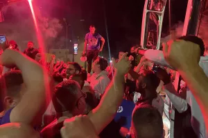 Έφτασε η αποστολή της Πάφου - Υποδοχή μέσα σε "πανδαιμόνιο"!  (Φώτος/Βίντεο Kerkida)