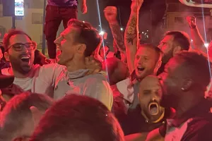 Έφτασε η αποστολή της Πάφου - Υποδοχή μέσα σε "πανδαιμόνιο"!  (Φώτος/Βίντεο Kerkida)