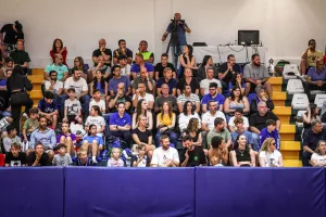Μπροστά από γεμάτες κερκίδες