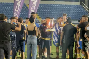 Τούρτα και τραγούδι στον εορτάζοντα Γιαννακού (βίντεο kerkida) 