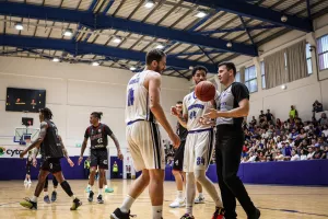Μπροστά από γεμάτες κερκίδες