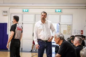 Μπροστά από γεμάτες κερκίδες